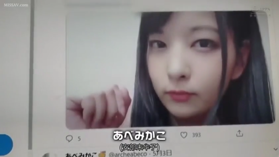 室内 · 脸部特写 · 白色上衣 · 注视 · 水印 · 冷淡 · 正脸 · 屏幕