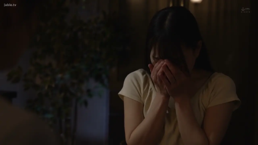 室内 · 坐姿 · 面部 · 项链 · 特写 · 苦恼 · 灰色针织衫 · 倾诉