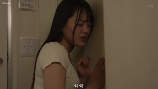 室内 · 白色半袖 · 上半身 · 壁に寄りかかって立って