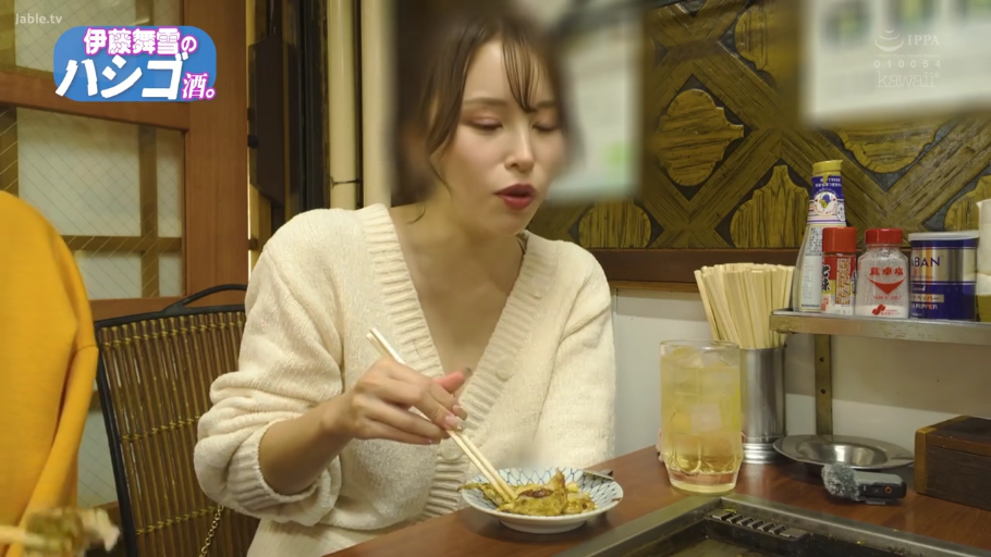 全身 · 站姿 · 剧情 · 走廊 · 对视 · 丝绸睡裙 · 墙壁 · 无奈
