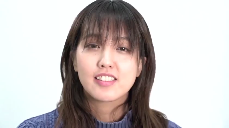 室内 · 微笑 · 顔のクローズアップ · 注視 · アジア人 · 正面 · 蓝色毛衣