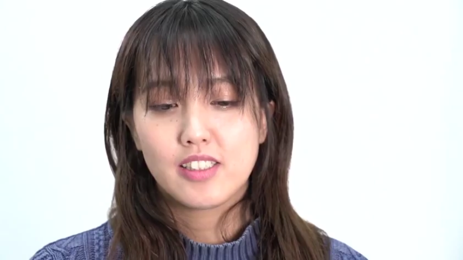 顔部のクローズアップ · 自然 · 长发 · 白色背景 · 正面 · 说话 · 蓝色毛衣