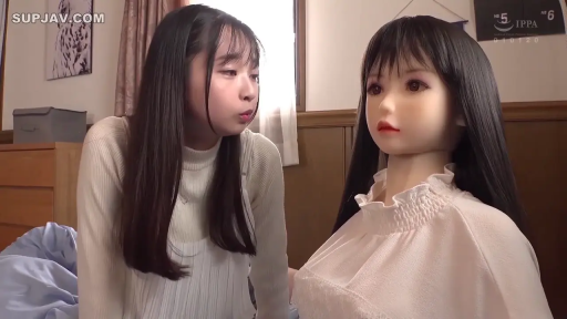 侧坐 · 室内卧室 · 上半身 · 觀察 · 白色高领毛衣 · 嘟嘴 · 黑长直 · 实体娃娃