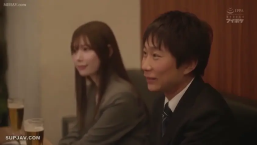 Sitting Posture · Conversation · Medium shot · Smile · wine glass · 酒吧 · Formal attire · 日常