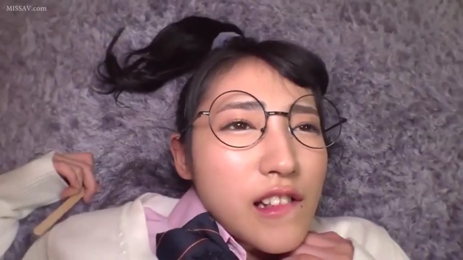 室内 · 顔部のクローズアップ · 仰臥 · JK制服