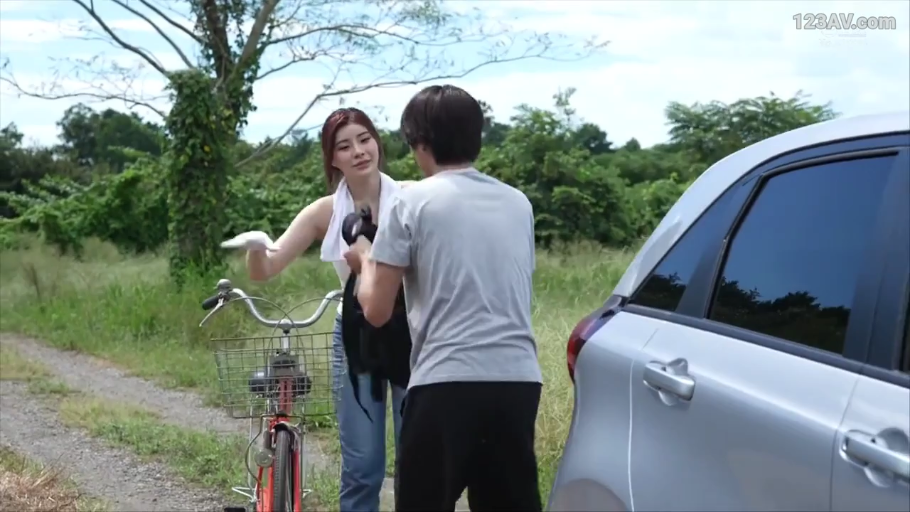 站立 · 中景 · 自然 · 白天 · 自行车 · 户外路边 · 递物 · 背心牛仔裤