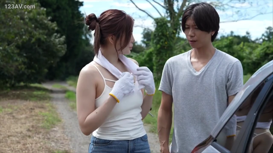 交谈 · 站立 · 中景 · 自然 · 户外 · 毛巾 · 吊带衫 · 日本