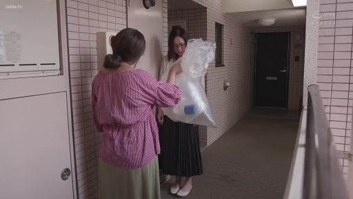 站立 · 全景 · 自然 · 休闲服饰 · 公寓走廊 · 提垃圾袋 · 邻居 · 透明垃圾袋