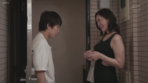 交谈 · 中景 · 笑容 · 面对面站立 · 公寓门口 · 黑色连衣短裙 · 塑料小盒