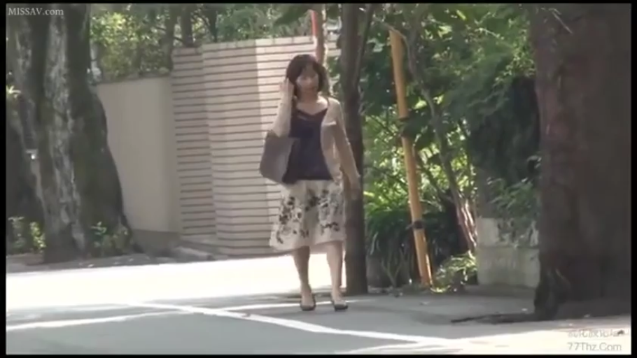 室内 · 枕头 · 臀部特写 · 高视角 · 性交行为 · 无表情 · 趴伏姿势 · 蕾丝连体内衣