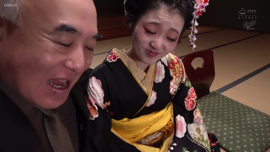 Sitting Posture · Close-up of the face · Japanese-style room · shy · 交流 · 和服 · 老少配 · 发饰