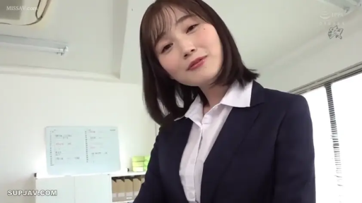 办公室 · 白板 · 半身特写 · 职场西装 · 注视镜头 · 主观视角 · 俯身姿势 · 微笑表情