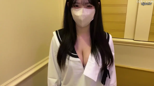 室内 · 展示 · 巨乳 · 半身 · 口罩 · 正面站立 · 笑眼 · 开襟水手服