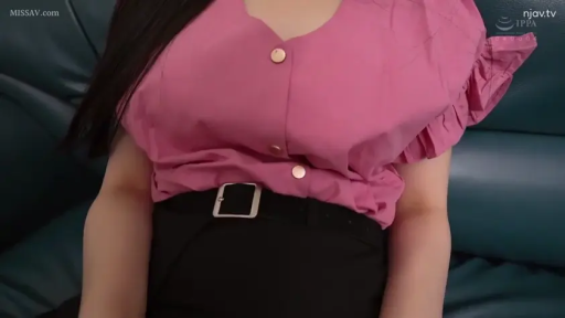 蓝色沙发 · 坐姿 · 胸部特写 · 日常服饰 · 静止 · 皮带 · 粉色荷叶边衬衫