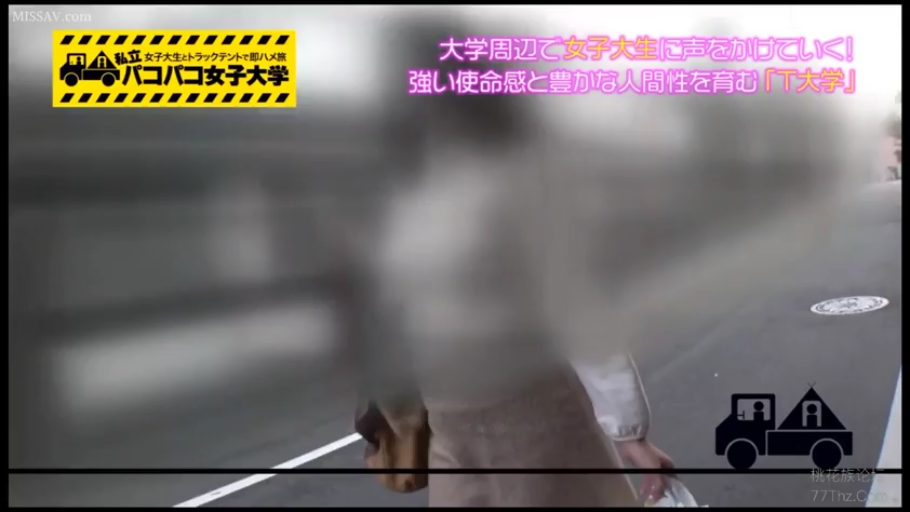 坐姿 · 微笑 · 半身特写 · 短裤 · 室内沙发 · 短发 · 开心 · 打码男根
