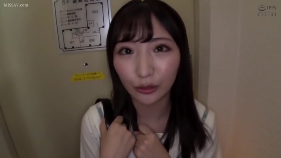 面部 · 站姿 · 自然 · 剧情 · 制服 · 走廊 · 挎包 · 整理