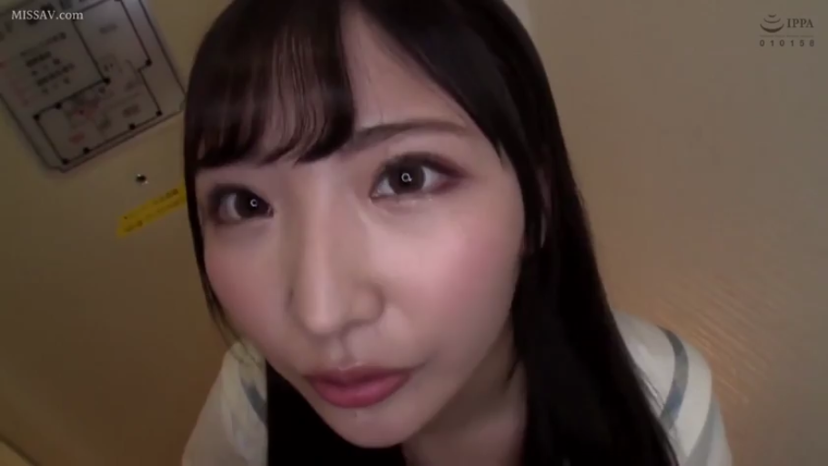 俯身 · 脸部特写 · 第一人称视角 · 平淡 · 水手服 · 玄关 · 窥视 · 门牌