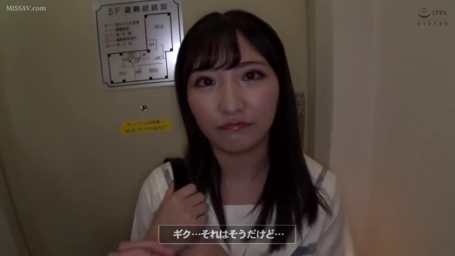 站立 · 字幕 · 注视 · 特写 · 走廊 · 水手服 · 背包 · 无辜