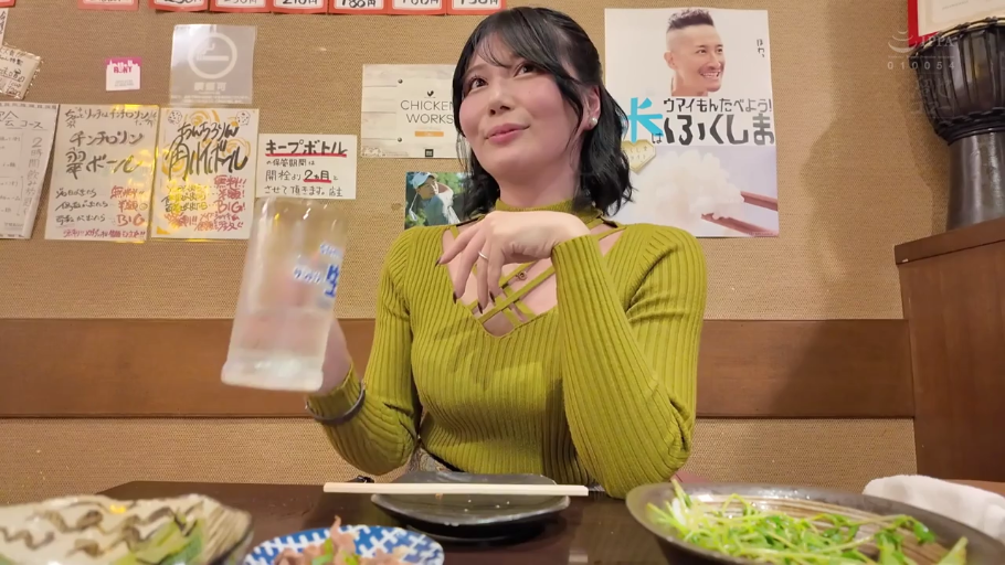 坐姿 · 微笑 · 半身 · 熟女 · 居酒屋 · 喝酒 · 啤酒杯 · 黄色镂空针织衫