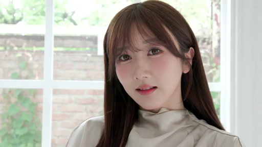 室内 · 面部特写 · 正坐 · 凝视 · 恬静 · 气质 · 米色高领衫 · 窗框