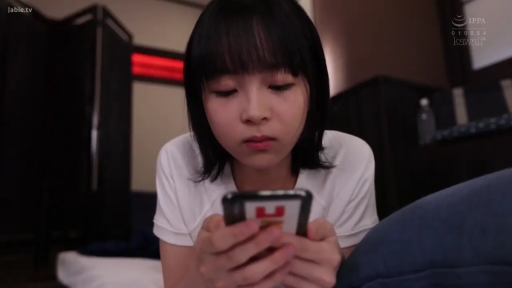 专注 · Bedroom · 近景 · White T-shirt · 智能手机 · 生活化场景 · 趴卧姿势 · 盯着手机看