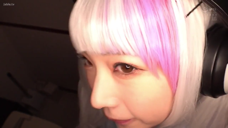 室內 · 臉部特寫 · 白色外衣