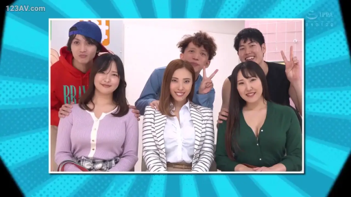 微笑 · 笔记本 · 否 · 休闲服 · 录影棚 · 多人合影 · 坐姿与站姿 · 搭肩拍照