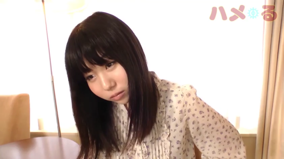 座り姿勢 · 憂鬱 · デスクライト · 近景特写 · 頭を垂れて熟考する · 室内窓辺 · 清純スタイル · 碎花长袖衬衫