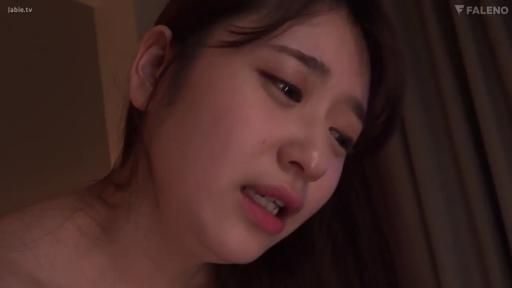 室内 · 面部特写 · 裸体 · 痛苦 · 呻吟 · 昏暗 · 俯拍