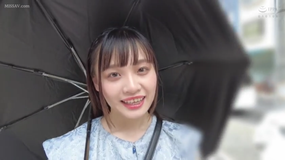 户外街道 · 正面站立 · 脸部近景 · 对着镜头说话 · 露齿微笑 · 黑色遮阳伞 · 街头采访风格 · 浅蓝色蕾丝上衣