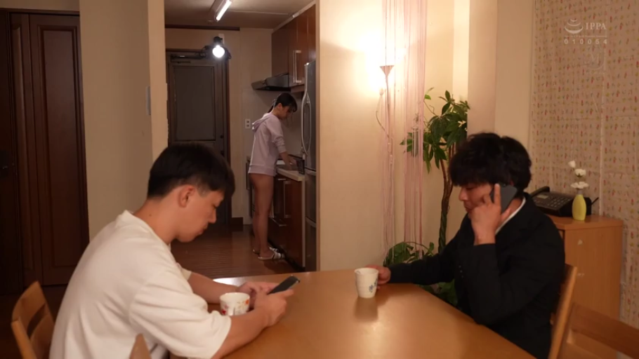 站立 · 全景 · 自然 · 手机 · 厨房 · 紫色卫衣 · 生活化 · 做家务