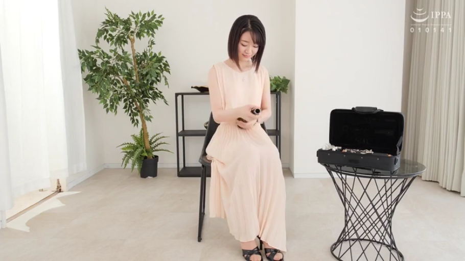 室内 · 坐姿 · 全身 · 自然 · 粉色连衣裙 · 拿取物品 · 黑色收纳箱