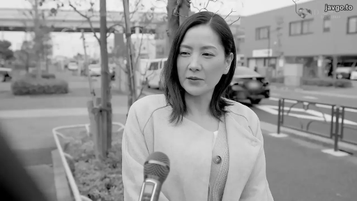 面部 · 站立 · 自然 · 街道 · 接受采访 · 麦克风 · 毛呢大衣 · 黑白画面