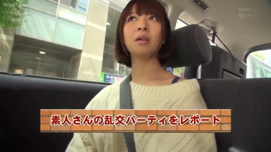 坐姿 · 交谈 · 半身 · 车内 · 惊讶 · 素人 · 安全带 · 白色针织衫