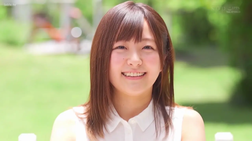 脸部特写 · 注视镜头 · 清纯系 · 甜美微笑 · 户外公园 · 白色无袖衬衫 · 正面端坐