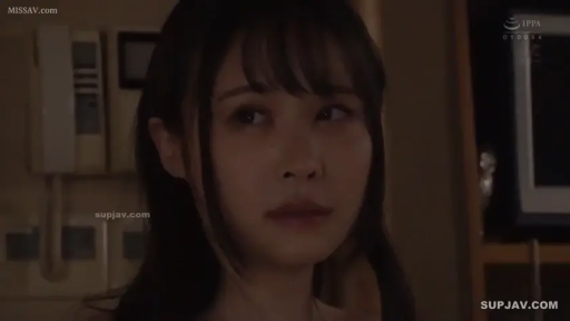 室内 · 忧郁 · 脸部 · 凝视 · 长发 · 裸露 · 正面 · 壁挂电话