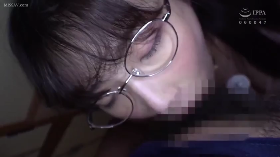 揉乳 · 胸部特写 · 陶醉 · 灰色蕾丝胸罩 · 床上 · 卧姿 · 近景拍摄 · 手