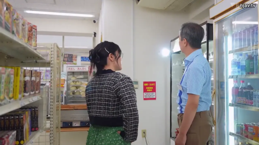 中景 · 碎花裙 · 自然 · 对话 · 便利店 · 冰柜 · 侧身站立