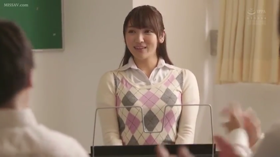 教室 · 站立 · 巨乳 · 微笑 · 半身 · 对视 · 演台 · 菱格毛衣