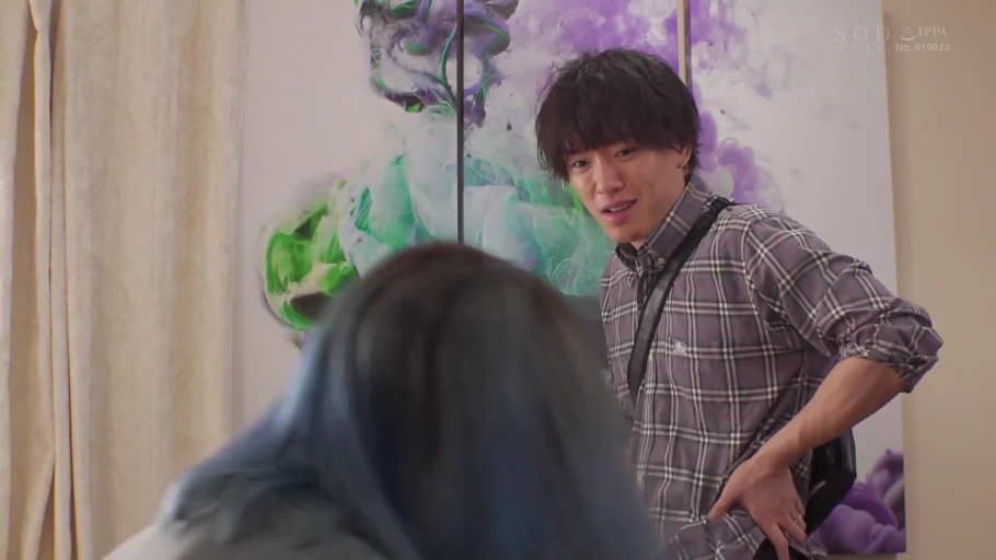 格子衬衫 · 室内 · 交谈 · 严肃 · 站姿 · 面部特写 · 装饰画