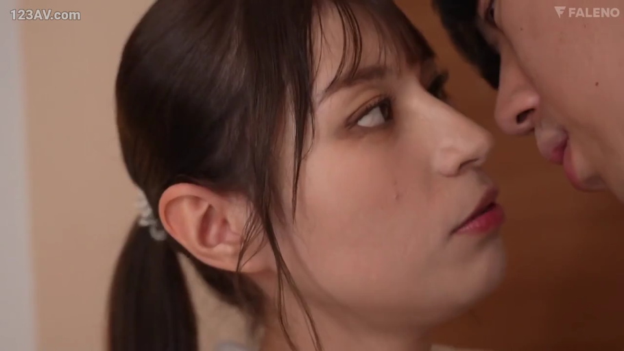 Indoor · 面部特写 · Everyday clothes · 近距离对视 · 亲热前奏