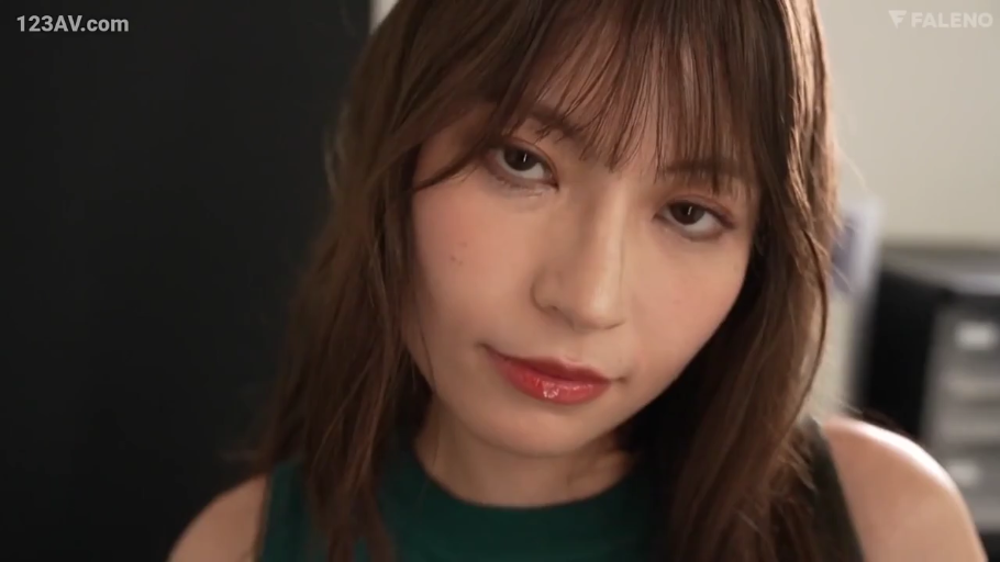 室内 · 脸部特写 · 迷离 · 注视 · 长发 · 正对镜头 · 绿色无袖上衣