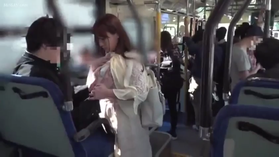 Medium shot · Standing Posture · 连衣裙 · 公交车