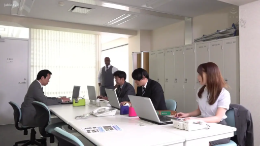 座り姿勢 · 办公室 · パソコン · 自然 · ビジネススーツ · 办公 · 複数人シーン