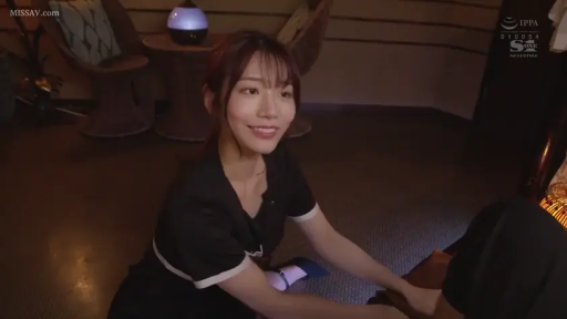 微笑 · 跪姿 · 半身特寫 · 按摩店 · 黑色制服 · 技师 · 香薰灯 · 提供服务