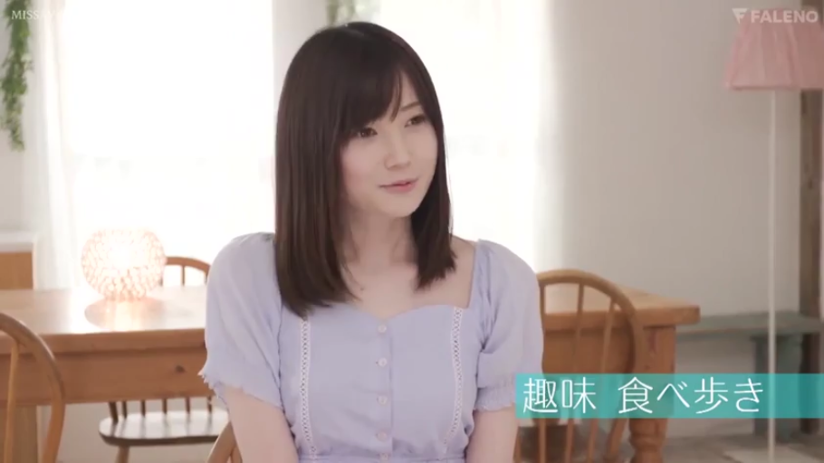 室内 · 低头 · 专注 · 全裸 · 口交 · 面部特写 · 昏暗 · 告示牌