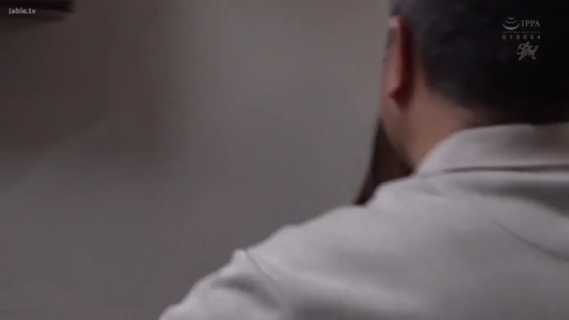 Stand · Subtitles · Smile · Door frame · 连衣裙 · 玄关 · 引导