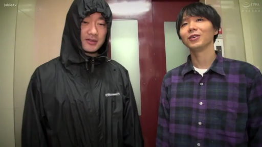 站立 · 顔のクローズアップ · 複数人シーン · 侧头张望 · 黑色连帽风衣 · 电梯走廊 · 木讷 · 连帽