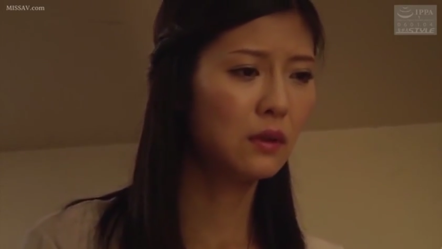 室内 · 坐姿 · 脸部特写 · 衬衫 · 注视 · 长发 · 忧伤