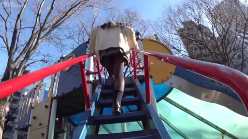 米色连帽衫 · 游乐场 · 游乐设施 · 中景背影 · 攀爬姿势 · 爬滑梯台阶 · 白天阳光